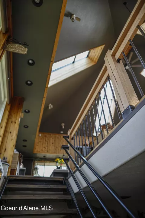 Entry Way - 483 Paradise Ln, Pinehurst, ID 83850 photo 2 of 10