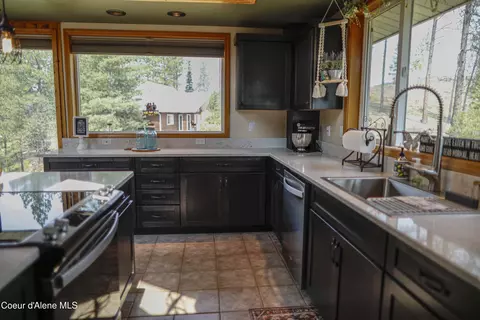 Kitchen - 483 Paradise Ln, Pinehurst, ID 83850 photo 9 of 15