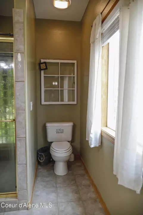 Bath - 483 Paradise Ln, Pinehurst, ID 83850 photo 4 of 6