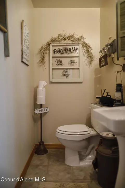 Bath - 483 Paradise Ln, Pinehurst, ID 83850 photo 1 of 6