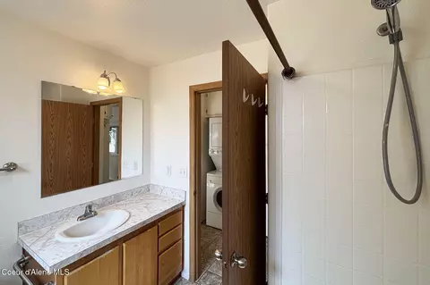 Bath - 9047 N Starr Loop, Hayden, ID 83835 photo 1 of 1