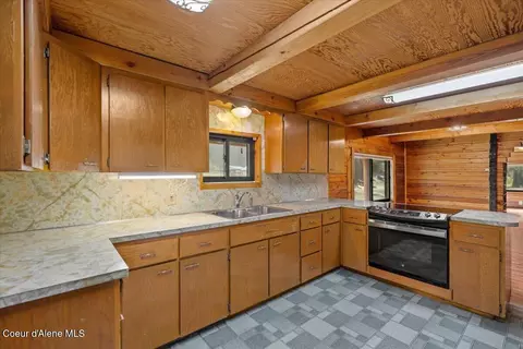 Kitchen - 1034 E Settlement Rd, Priest River, ID 83856 photo 3 of 4