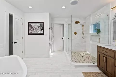 Bath - 80 Bobtail Rd, Sandpoint, ID 83864 photo 3 of 7