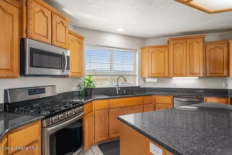 Kitchen - 528 S Rapids Bend Ln, Post Falls, ID 83854 photo 4 of 5