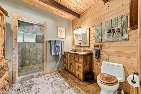 Bath - 1570 Skyline Dr, Pinehurst, ID 83850 photo 2 of 5