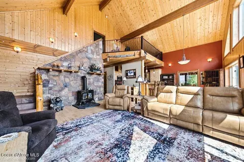 Living - 1570 Skyline Dr, Pinehurst, ID 83850 photo 2 of 3