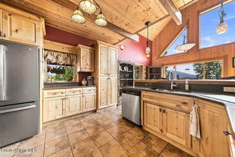 Kitchen - 1570 Skyline Dr, Pinehurst, ID 83850 photo 3 of 4