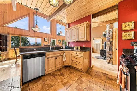 Kitchen - 1570 Skyline Dr, Pinehurst, ID 83850 photo 2 of 4