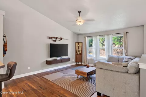 Living - 205 Old Farm Rd, Pinehurst, ID 83850 photo 2 of 2
