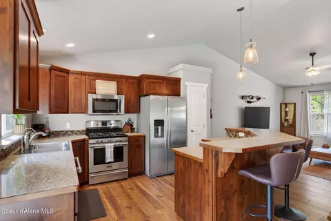 Kitchen - 205 Old Farm Rd, Pinehurst, ID 83850 photo 2 of 11