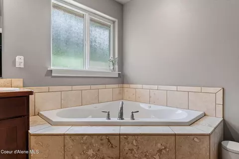 Bath - 205 Old Farm Rd, Pinehurst, ID 83850 photo 6 of 9