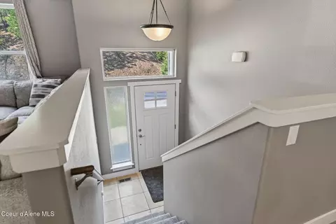 Entry Way - 205 Old Farm Rd, Pinehurst, ID 83850 photo 4 of 6