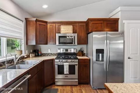 Kitchen - 205 Old Farm Rd, Pinehurst, ID 83850 photo 5 of 11