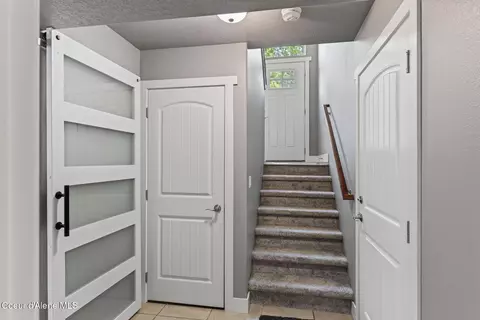 Entry Way - 205 Old Farm Rd, Pinehurst, ID 83850 photo 6 of 6