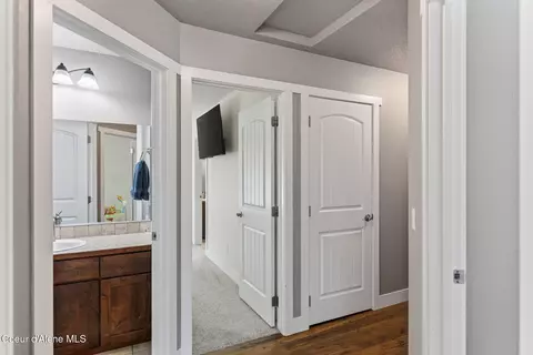 Entry Way - 205 Old Farm Rd, Pinehurst, ID 83850 photo 3 of 6