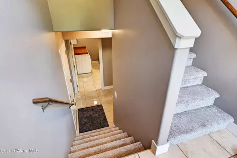 Entry Way - 205 Old Farm Rd, Pinehurst, ID 83850 photo 5 of 6