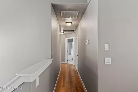 Entry Way - 205 Old Farm Rd, Pinehurst, ID 83850 photo 1 of 6