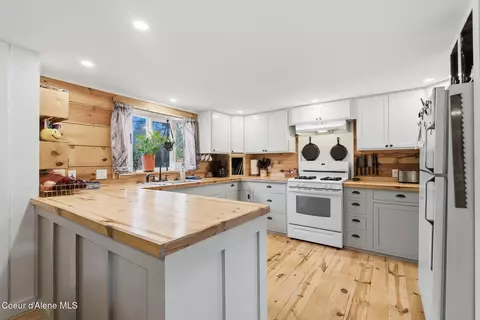 Kitchen - 28 Whiskey Jack Rd, Sandpoint, ID 83864 photo 1 of 2