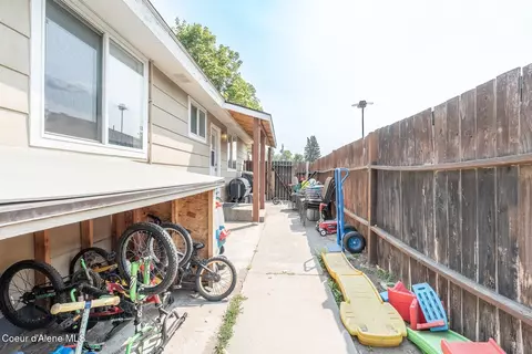 Exterior - 701 E Bismark Ave, Spokane, WA 99208 photo 5 of 8