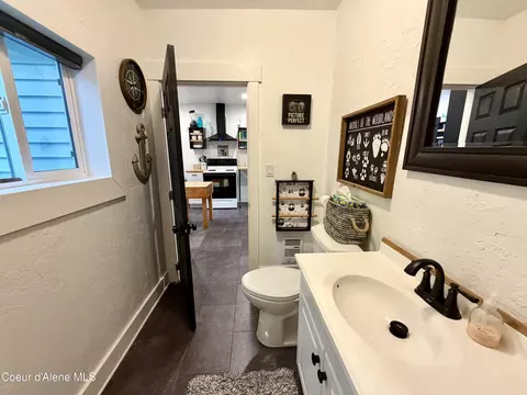 Bath - 323 W Park Ave, Kellogg, ID 83837 photo 2 of 3