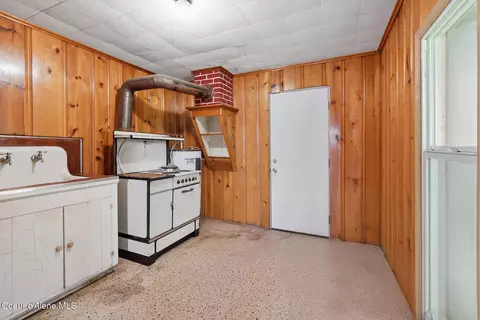Kitchen - 6000 Idaho 5, Plummer, ID 83851 photo 1 of 2