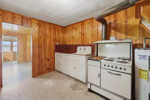 Kitchen - 6000 Idaho 5, Plummer, ID 83851 photo 2 of 2