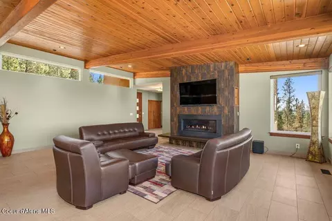 Living - 1035 S Valleyview Rd, Post Falls, ID 83854 photo 5 of 11