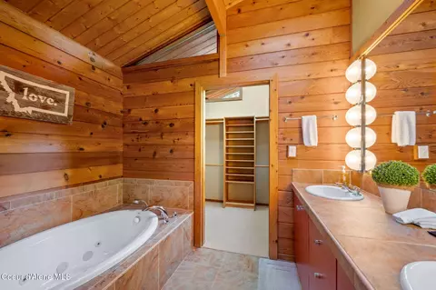 Bath - 3665 E Ogara Rd, Harrison, ID 83833 photo 3 of 8