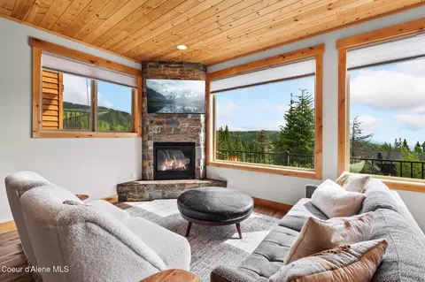 Living - 21 Harrison Ln, Sandpoint, ID 83864 photo 1 of 2
