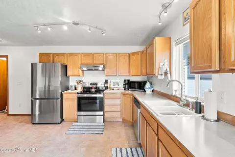 Kitchen - 3285 N Ping Rd, Post Falls, ID 83854 photo 3 of 5