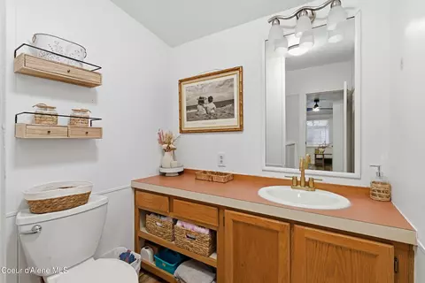 Bath - 16020 E 5th St, Bayview, ID 83803 photo 4 of 5