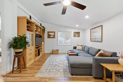 Living - 16020 E 5th St, Bayview, ID 83803 photo 2 of 3