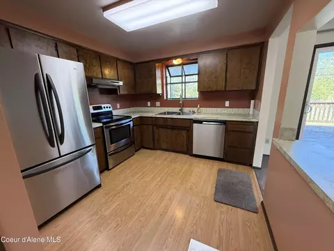 Kitchen - 409 Emerald Dr, Kellogg, ID 83837 photo 2 of 3