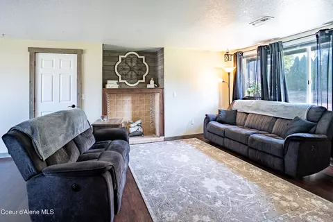 Living - 1515 E Park Ln, Post Falls, ID 83854 photo 1 of 2