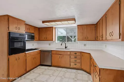 Kitchen - 76 Tower Rd, Naples, ID 83847 photo 2 of 2