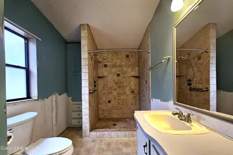 Bath - 122 2nd Ave, Wallace, ID 83873 photo 1 of 5