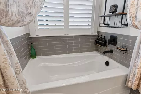 Bath - 8136 W Splitrail Ave, Rathdrum, ID 83858 photo 4 of 8