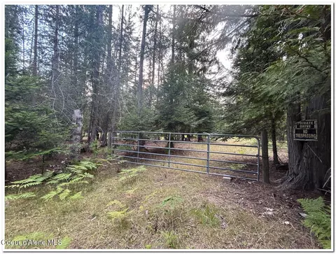 Exterior - 159 Tower Rd, Naples, ID 83847 photo 6 of 9
