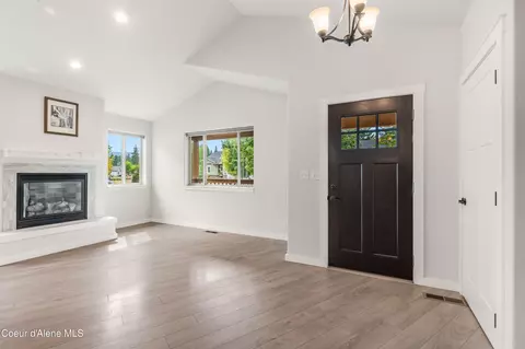 Entry Way - 909 Northview Dr, Sandpoint, ID 83864 photo 1 of 2