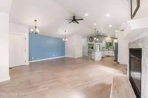 Living - 909 Northview Dr, Sandpoint, ID 83864 photo 3 of 3