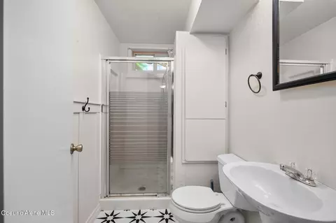 Bath - 405 Sunset Dr, Pinehurst, ID 83850 photo 2 of 2
