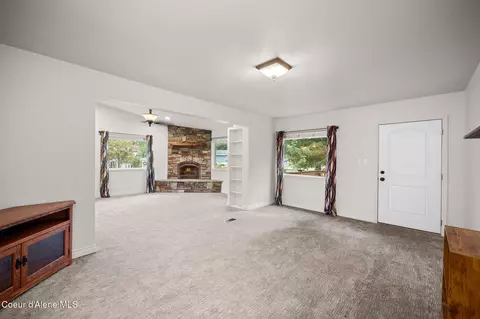 Living - 405 Sunset Dr, Pinehurst, ID 83850 photo 3 of 7