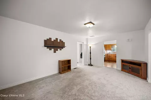 Living - 405 Sunset Dr, Pinehurst, ID 83850 photo 2 of 7