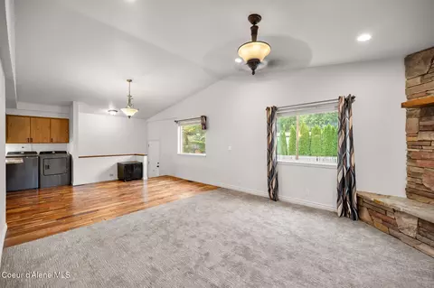 Living - 405 Sunset Dr, Pinehurst, ID 83850 photo 6 of 7