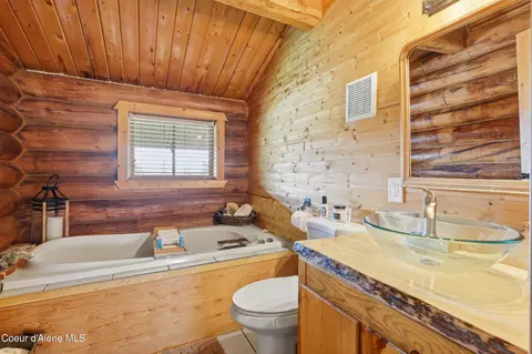 Bath - 2128 E Shoshone Ave, Athol, ID 83801 photo 2 of 4