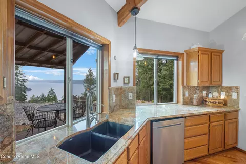 Kitchen - 13875 S Ridgeview Dr, Harrison, ID 83833 photo 4 of 10