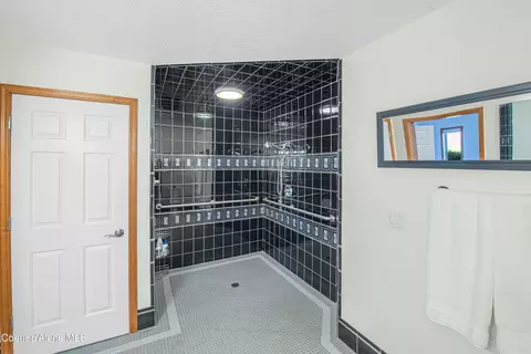 Bath - 13875 S Ridgeview Dr, Harrison, ID 83833 photo 2 of 6