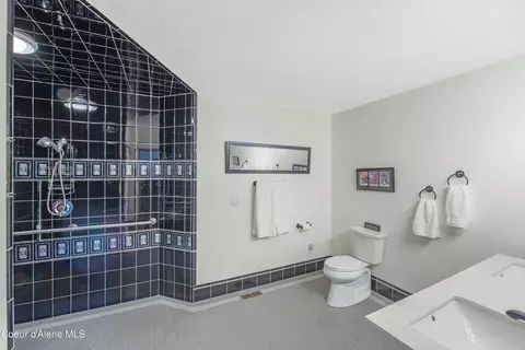 Bath - 13875 S Ridgeview Dr, Harrison, ID 83833 photo 1 of 6