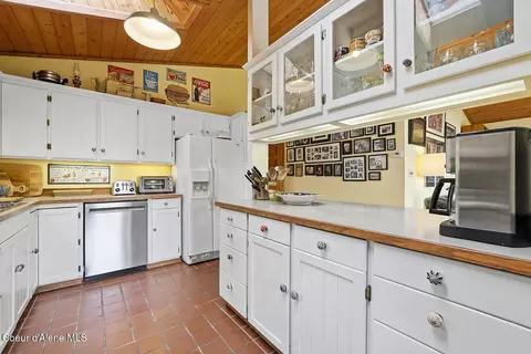 Kitchen - 1700 E Russell Rd, Harrison, ID 83833 photo 3 of 8