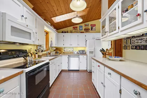 Kitchen - 1700 E Russell Rd, Harrison, ID 83833 photo 1 of 8